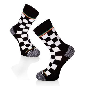 Aktywny styl życia Bawełniane skarpetki SQUARES Biało-czarne. Czarne skarpetki TRY TO FLY, bez wzorów, z bawełny. W wyprzedaży za 59,69 zł.