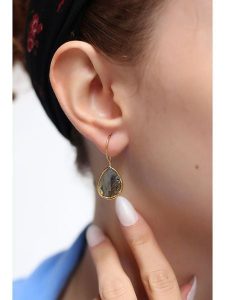 Pierres delicates Pozłacane kolczyki z labradorytem rozmiar: onesize. Szare kolczyki Pierres delicates, z labradorytem, pozłacane. Za 50,45 zł.