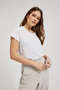 Koszula ozdobiona koralikami na dekolcie biała. Białe koszule MOODO, xs, bez wzorów, bez kołnierzyka, bez ramiączek. W wyprzedaży za 49,99 zł.