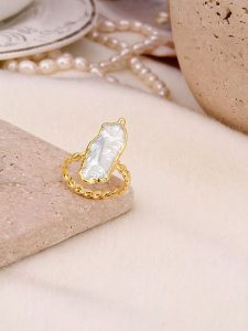 Pierres de Jade Pozłacany pierścionek z perłą rozmiar: onesize. Białe pierścionki Pierres de Jade, z perłą, pozłacane. Za 70,90 zł.