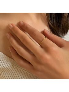 Les Petites Précieuses Pozłacany pierścionek z diamentem rozmiar: 54. Żółte pierścionki Les Petites Précieuses, z diamentem, pozłacane. Za 100,75 zł.