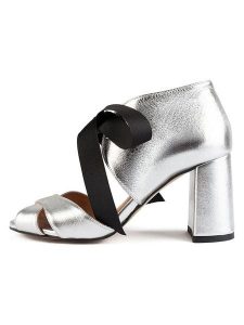 Loft37 Skórzane czółenka w kolorze srebrnym rozmiar: 35. Szare czółenka Loft37, bez wzorów, z otwartym noskiem, bez obcasa, bez zapięcia. Za 347,99 zł.