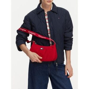 Torebka Tommy Jeans. Czerwone torebki klasyczne Tommy Jeans, bez wzorów, z jeansu, bez dodatków. Za 249,99 zł.
