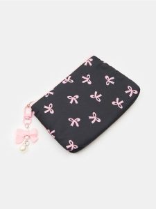 Portfel saszetka z nadrukiem w kokardki z zawieszką - czarny. Czarne nerki i saszetki Sinsay, bez wzorów. Za 15,99 zł.
