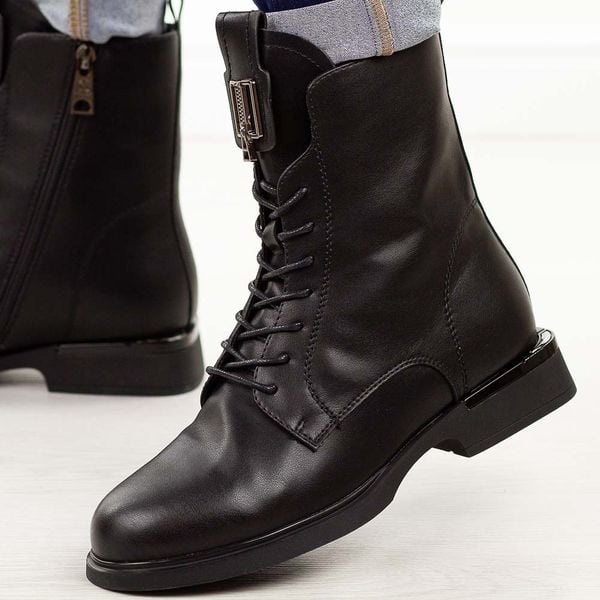 Czarne skórzane botki damskie Vinceza 66834. Czarne botki VINCEZA, na jesień, z aplikacjami, z dzianiny, z okrągłym noskiem, bez obcasa, na płaskiej podeszwie, bez zapięcia. Za 319,00 zł.