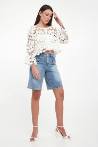 Bermudy damskie jeansowe JOSEPH RIBKOFF. Szorty Joseph Ribkoff, bez wzorów, z jeansu. Za 689,00 zł.