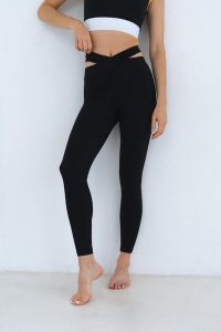 Legginsy do jogi Moonholi V-shape z długimi nogawkami. Czarne legginsy MOONHOLI, bez wzorów, z elastanu, długie. Za 199,00 zł.
