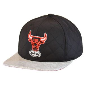 Czapka z daszkiem Mitchell & Ness NBA Diamond Base HWC Chicago -CBUYYPPPBLCK. Czarne czapki MITCHELL & NESS, bez wzorów, sportowe. Za 89,00 zł.