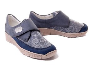RIEKER 537C0-15 blue, półbuty damskie. Niebieskie półbuty Rieker, bez wzorów, bez obcasa, na koturnie, bez zapięcia. Za 197,94 zł.