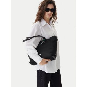 Torebka KARL LAGERFELD. Czarne shopper bag KARL LAGERFELD, bez wzorów, bez dodatków. Za 761,99 zł.