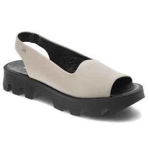 Beżowe Sandały Karino Modne Buty Na Lato. Brązowe sandały Karino, bez wzorów, ze skóry, bez obcasa, bez zapięcia. Za 389,00 zł.
