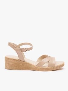 Beżowe sandały na koturnie. Brązowe sandały Ryłko, bez wzorów, ze skóry, z okrągłym noskiem, bez obcasa, na koturnie, bez zapięcia. Za 399,99 zł.