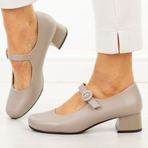 C.Szare półbuty damskie Sergio Leone Pb416. Szare czółenka Sergio Leone, bez wzorów, z materiału, z okrągłym noskiem, bez obcasa, na obcasie, bez zapięcia. Za 179,00 zł.