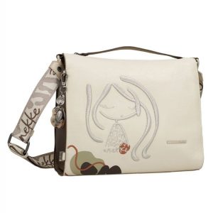 Torebka damska Anekke, z ozdobnym motywem i subtelnym logo zapinana na suwak wyposażona w regulowany pasek na ramię oraz dekoracyjną zawieszkę pojemn. Brązowe torebki klasyczne Anekke, bez wzorów, na ramię, z tłoczeniem, bez dodatków. Za 359,00 zł.