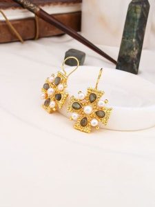 L'Atelier de Gaia Pozłacane kolczyki z perłami i labradorytem rozmiar: onesize. Szare kolczyki L'Atelier de Gaia, z labradorytem, pozłacane. Za 86,99 zł.