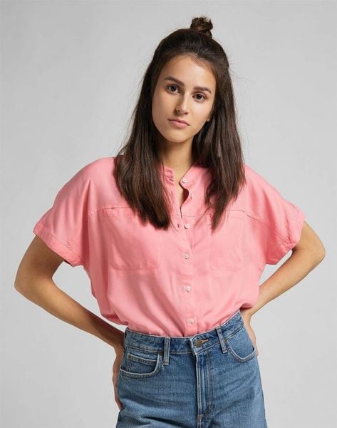 LEE CAP SLEEVE SHIRT DAMSKA KOSZULA KRÓTKI RĘKAW CHERRY BLOSSOM L46FZBQJ 112110920. Czerwone koszule Lee, l, bez wzorów, bez kołnierzyka, bez ramiączek. Za 129,99 zł.