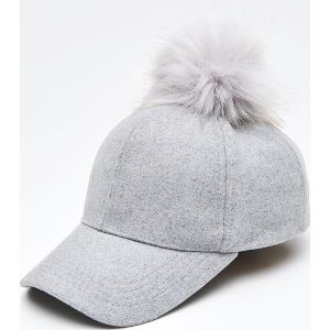 Czapka z puchatym pomponem - Jasny szary. Czapki marki Cropp. W wyprzedaży za 19,99 zł.