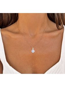 Les Petites Précieuses Pozłacany naszyjnik z zawieszką - dł. 46 cm rozmiar: onesize. Niebieskie naszyjniki Les Petites Précieuses, z kamieniem księżycowym, pozłacane. Za 130,99 zł.