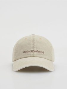 Czapka z daszkiem - kremowy. Białe czapki Reserved, bez wzorów. W wyprzedaży za 19,99 zł.