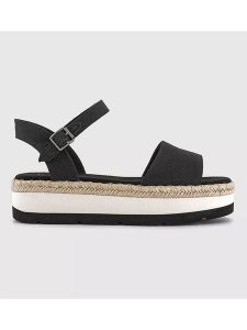 TOMS Sandały w kolorze czarnym na obcasie rozmiar: 39. Czarne sandały Toms, bez wzorów, z otwartym noskiem, bez obcasa, na koturnie, bez zapięcia. Za 168,06 zł.