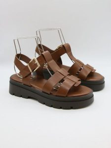 Bellucci Sandały w kolorze jasnobrązowym rozmiar: 36. Brązowe sandały Bellucci, bez wzorów, z otwartym noskiem, bez obcasa, bez zapięcia. Za 100,99 zł.