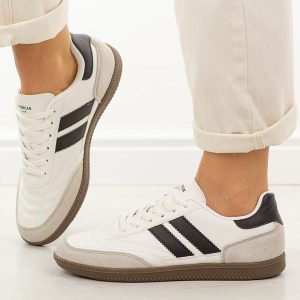 Biało czarne półbuty damskie American Club RD33. Białe półbuty American CLUB, na jesień, bez wzorów, z jeansu, z okrągłym noskiem, bez obcasa, na płaskiej podeszwie, bez zapięcia. Za 179,00 zł.