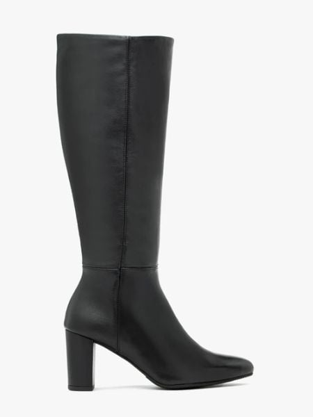 Czarne kozaki z szeroką cholewką. Czarne kozaki Ryłko, bez wzorów, z materiału, bez obcasa, na obcasie, bez zapięcia. W wyprzedaży za 599,99 zł.