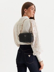 Guess Torebka J4GZ23 WFZL0 Czarny. Czarne torebki klasyczne Guess, z aplikacjami, ze skóry, bez dodatków. Za 270,99 zł.