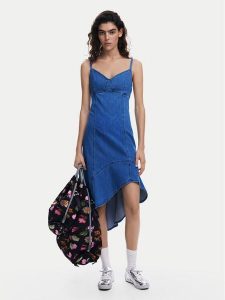 Desigual Sukienka jeansowa Munich 25SWVD07 Niebieski Regular Fit. Niebieskie kombinezony Desigual, m, bez wzorów, z bawełny, bez kołnierzyka, bez ramiączek. Za 319,99 zł.