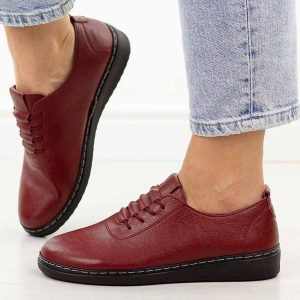 Bordowe półbuty damskie Unisoft 5933. Czerwone półbuty Jezzi, na jesień, bez wzorów, z jeansu, z okrągłym noskiem, bez obcasa, na płaskiej podeszwie, bez zapięcia. Za 149,00 zł.