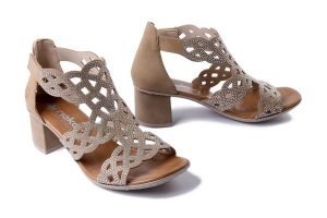 RIEKER 64773-61 beige, sandały damskie. Brązowe sandały Rieker, bez wzorów, bez obcasa, na obcasie, bez zapięcia. Za 279,92 zł.