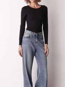 COTONELLA Koszulka w kolorze czarnym rozmiar: M. Czarne bluzki COTONELLA, m, bez wzorów, z bawełny, bez kołnierzyka, bez ramiączek. Za 34,99 zł.