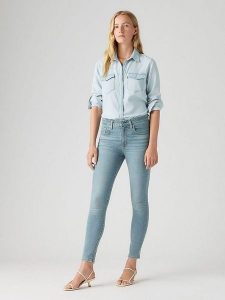 Levi's Dżinsy - Skinny fit - w kolorze błękitnym rozmiar: W24/L28. Niebieskie jeansy Levi's®, z aplikacjami. Za 215,71 zł.
