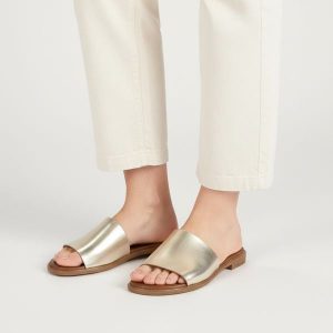 Klapki damskie Armodo, cholewka ze skóry naturalnej o prostej wsuwanej konstrukcji szeroki pasek stabilizujący stopę płaska podeszwa z lekkim profile. Żółte klapki Armodo, bez wzorów, ze skóry, bez obcasa, na płaskiej podeszwie. Za 269,00 zł.