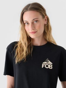 4F T-shirt regular z nadrukiem damski - czarny S. Czarne t-shirty 4f, s, bez wzorów, z bawełny, bez kołnierzyka, bez ramiączek. W wyprzedaży za 19,99 zł.