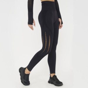 Legginsy fitness damskie leslie czarne. Czarne legginsy LEGEA, bez wzorów, z elastanu, z podwyższonym stanem. W wyprzedaży za 97,00 zł.