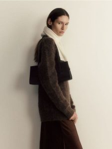 Wełniany szal z kaszmirem - kremowy. Białe szaliki Reserved, bez wzorów, z kaszmiru. W wyprzedaży za 129,99 zł.