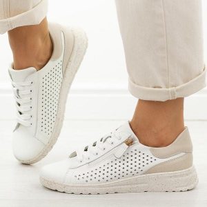 Białe skórzane półbuty damskie Jezzi 137. Białe półbuty Jezzi, na jesień, w ażurowe wzory, z jeansu, bez obcasa, na płaskiej podeszwie, bez zapięcia. Za 239,00 zł.