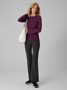 4F Legginsy z rozszerzanymi nogawkami damskie - czarne S. Czarne legginsy 4f, bez wzorów, z dzianiny, z podwyższonym stanem, krótkie. Za 149,99 zł.
