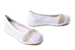RIEKER L3062-80 white, baleriny damskie. Białe balerinki Rieker, w ażurowe wzory, bez obcasa, bez zapięcia. Za 239,92 zł.