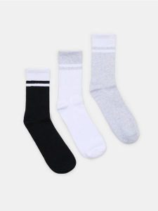 Długie prążkowane skarpety 3 pack - biały. Białe skarpetki Sinsay, bez wzorów, prążkowane. Za 15,99 zł.