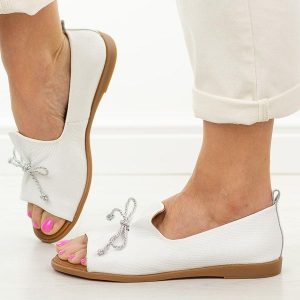 Białe skórzane płaskie sandały damskie Cambell 19388. Białe sandały Cambell, bez wzorów, z jeansu, bez obcasa, na płaskiej podeszwie, bez zapięcia. Za 219,00 zł.