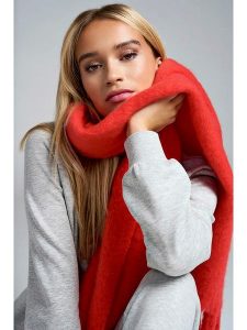 ONLY Szal w kolorze czerwonym rozmiar: onesize. Czerwone szaliki ONLY, bez wzorów, z materiału. Za 88,02 zł.