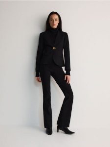 Marynarka z dodatkiem wiskozy - czarny. Czarne marynarki i żakiety Reserved, l, bez wzorów, z tkaniny. W wyprzedaży za 79,99 zł.