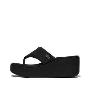 Klapki damskie FitFlop Platfforms. Czarne klapki FIT FLOP, bez wzorów, bez obcasa. Za 443,50 zł.