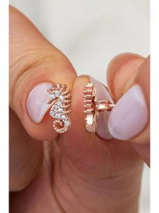 Lodie Silver Srebrne kolczyki-wkrętki z cyrkoniami rozmiar: onesize. Szare kolczyki Lodie Silver, z cyrkonią, srebrne. Za 48,45 zł.