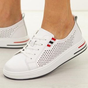 Białe skórzane półbuty damskie Cambell 07348. Białe półbuty Cambell, na jesień, w ażurowe wzory, z jeansu, bez obcasa, na płaskiej podeszwie, bez zapięcia. Za 239,00 zł.