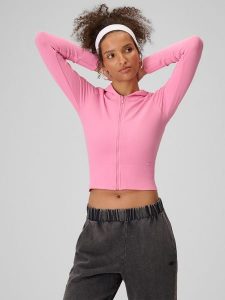 4F Bluza dresowa slim z kapturem damska - różowa M/L. Czerwone bluzy 4f, l, bez wzorów, z dresówki, z kapturem. Za 169,99 zł.