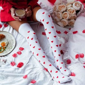 Białe zakolanówki bawełniane w serca 226. Białe skarpetki Milena, bez wzorów, z bawełny. Za 25,00 zł.