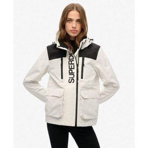 Damska wiatrówka Superdry Ultimate. Białe kurtki Superdry, bez wzorów, z softshellu, bez kaptura. Za 552,25 zł.